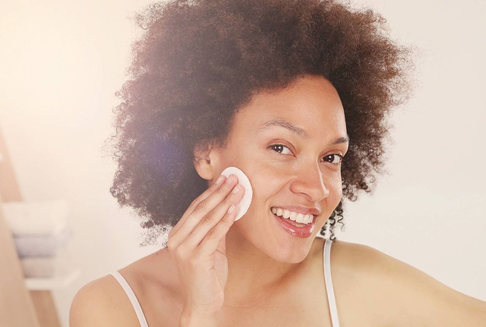 Todos los usos que le puedes dar al agua micelar